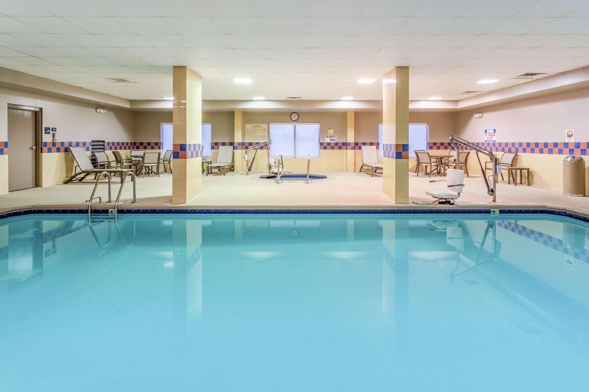 Hampton Inn & Suites Chicago - Libertyville Exterior photo